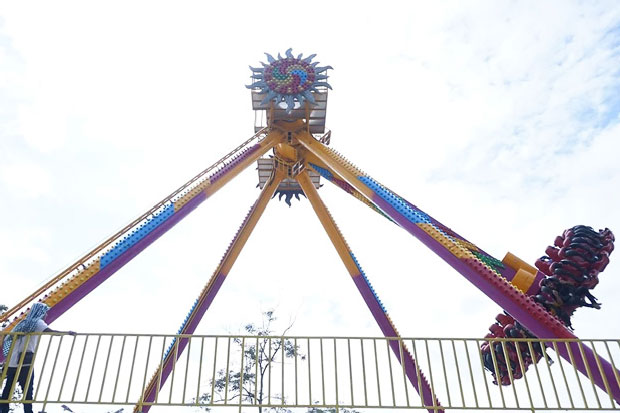 pendulum amusement park ride